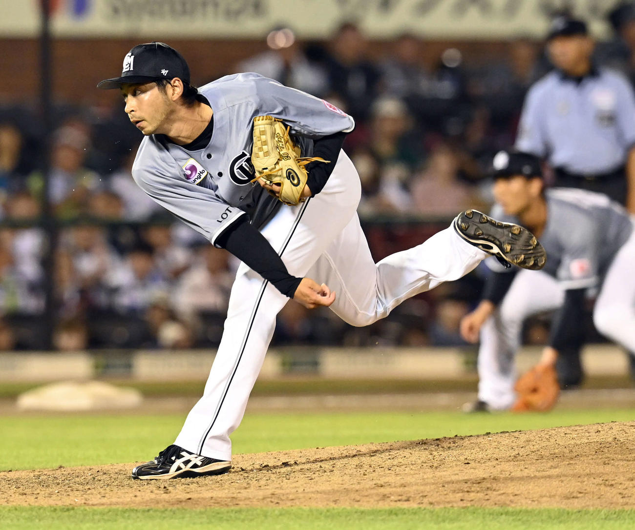 楽天対ロッテ　9回からマウンドに上がったロッテ東條（撮影・たえ見朱実）