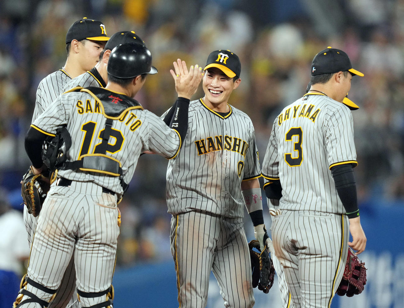 DeNA対阪神　試合後、笑顔を見せる木浪（中央）ら阪神ナイン（撮影・狩俣裕三）