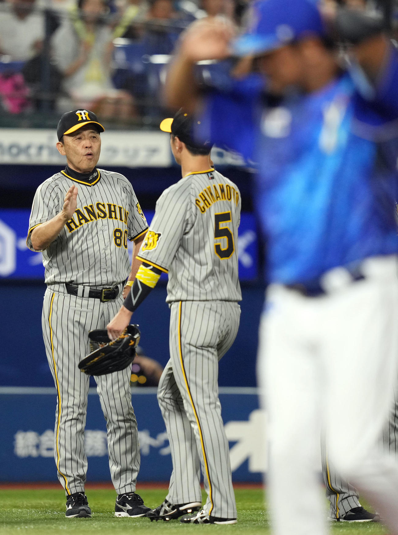 DeNA対阪神　試合後、近本（中央）ら選手を迎える岡田監督（撮影・狩俣裕三）