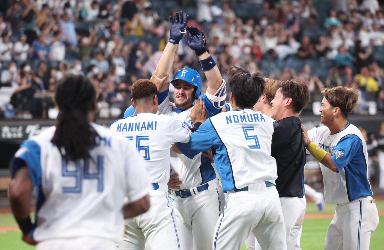 11回裏日本ハム1死満塁、マルティネスはサヨナラ左犠飛を放ちナインに祝福される（撮影・佐藤翔太）