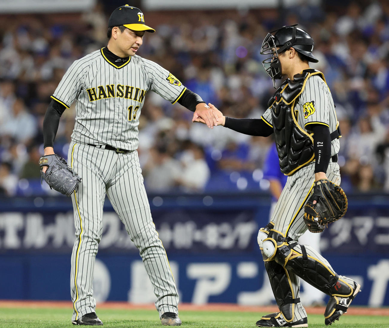DeNAに勝利し坂本（右）とタッチする岩崎（撮影・加藤哉）