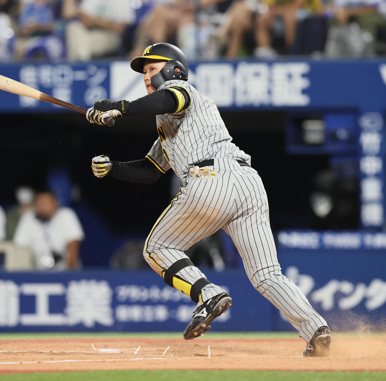 8回表阪神無死、森下は三塁内野安打を放つ（撮影・加藤哉）