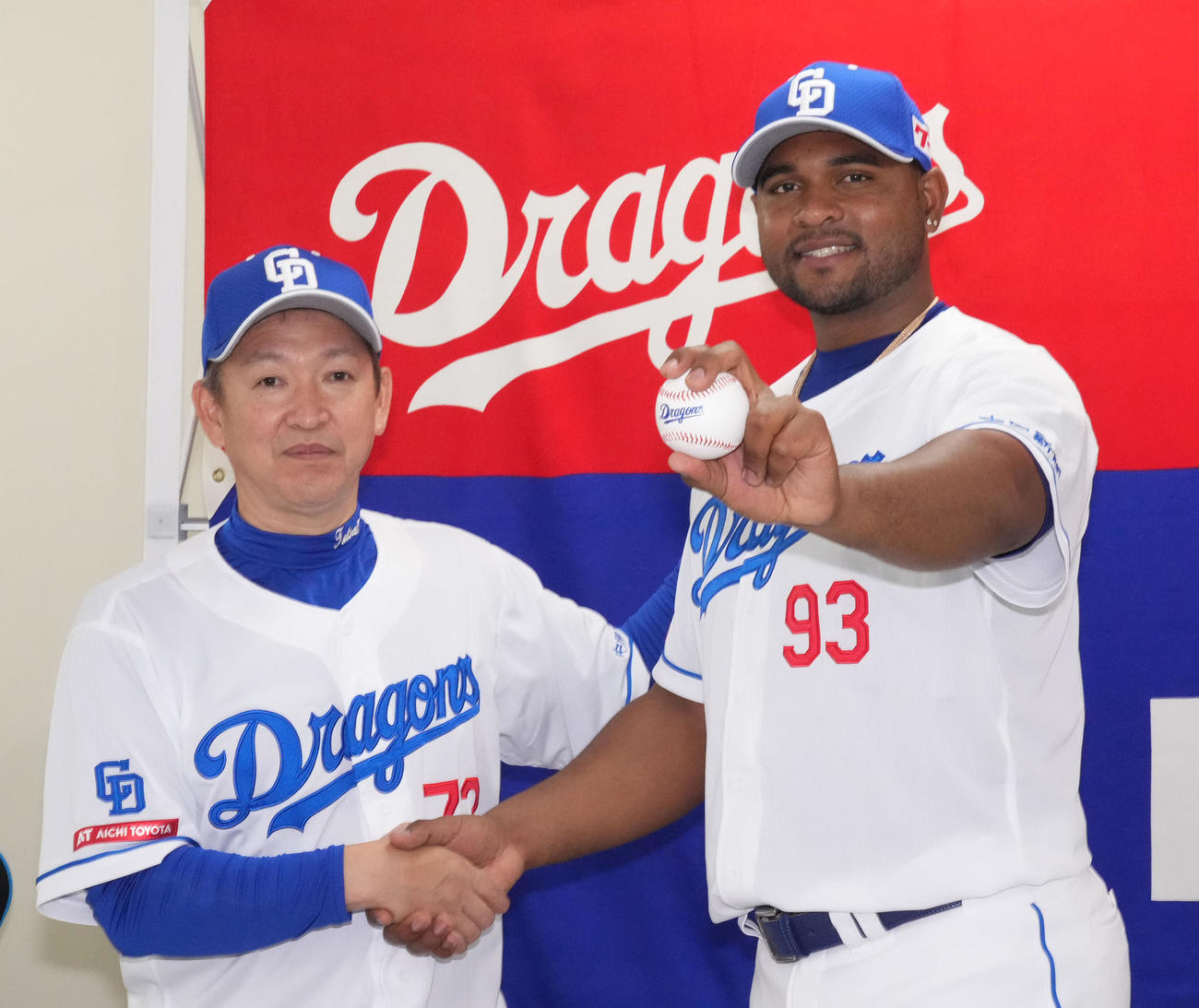 入団会見後、立浪監督とポーズを決めるフェリス投手（右）（撮影・森本幸一）