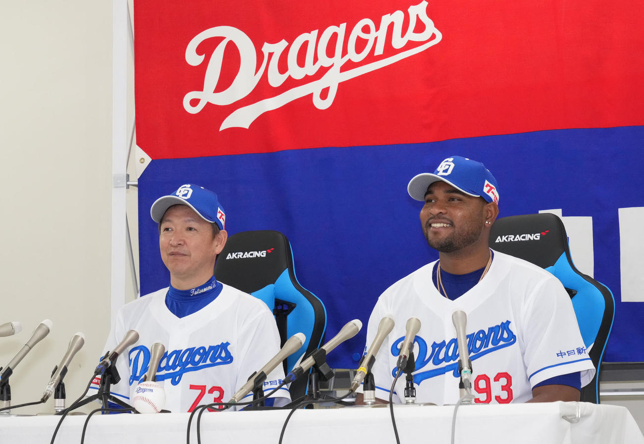 来日し入団会見を行うフェリス投手（右）左は立浪監督（撮影・森本幸一）