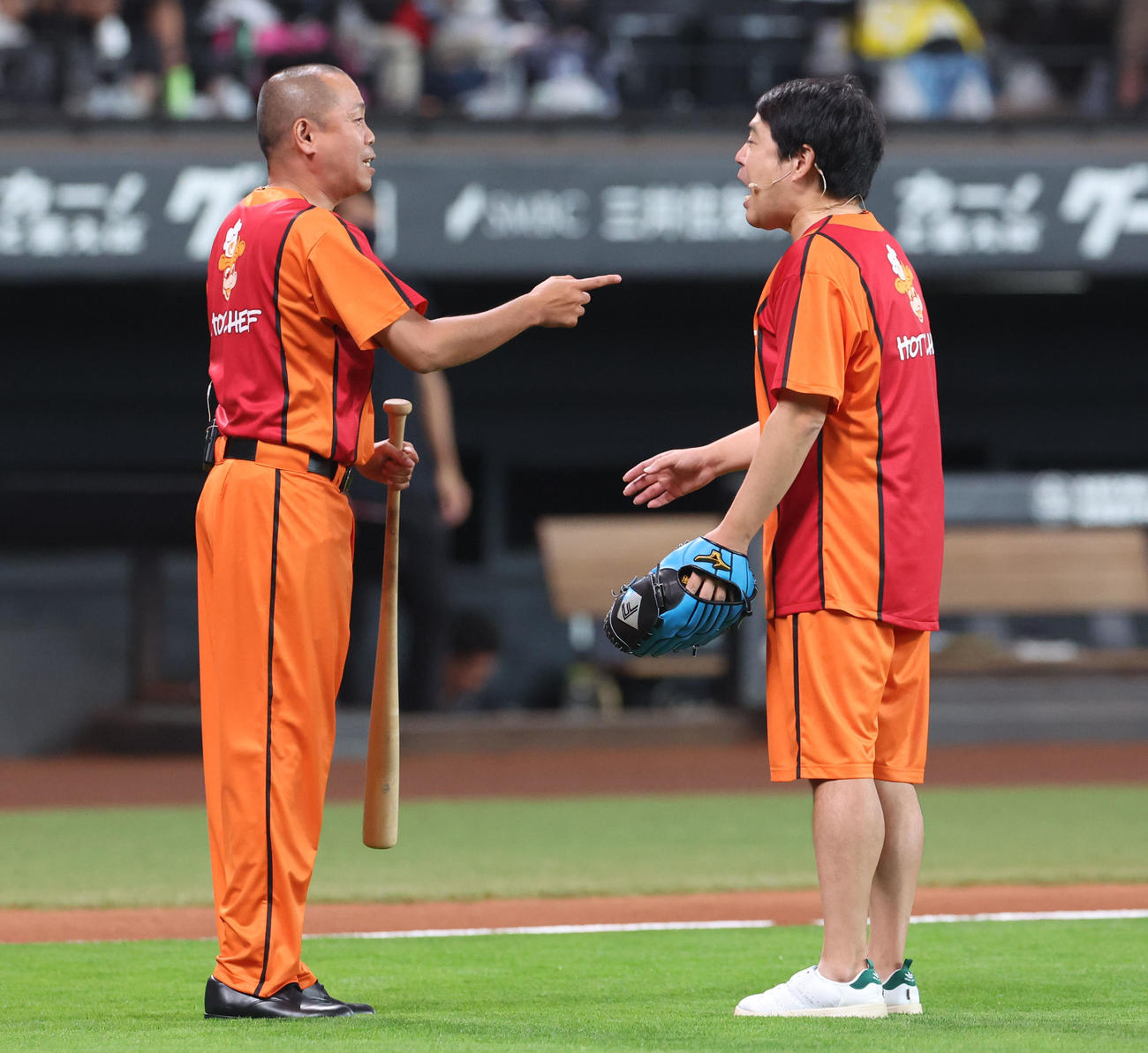 日本ハム対ソフトバンク　ファーストピッチセレモニーに登場するタカアンドトシ（撮影・佐藤翔太）