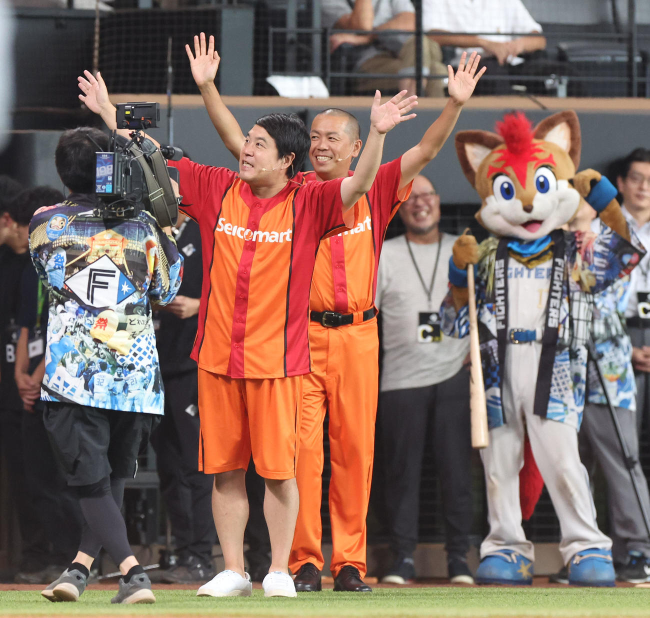 日本ハム対ソフトバンク　ファーストピッチセレモニーに登場するタカアンドトシ（撮影・佐藤翔太）