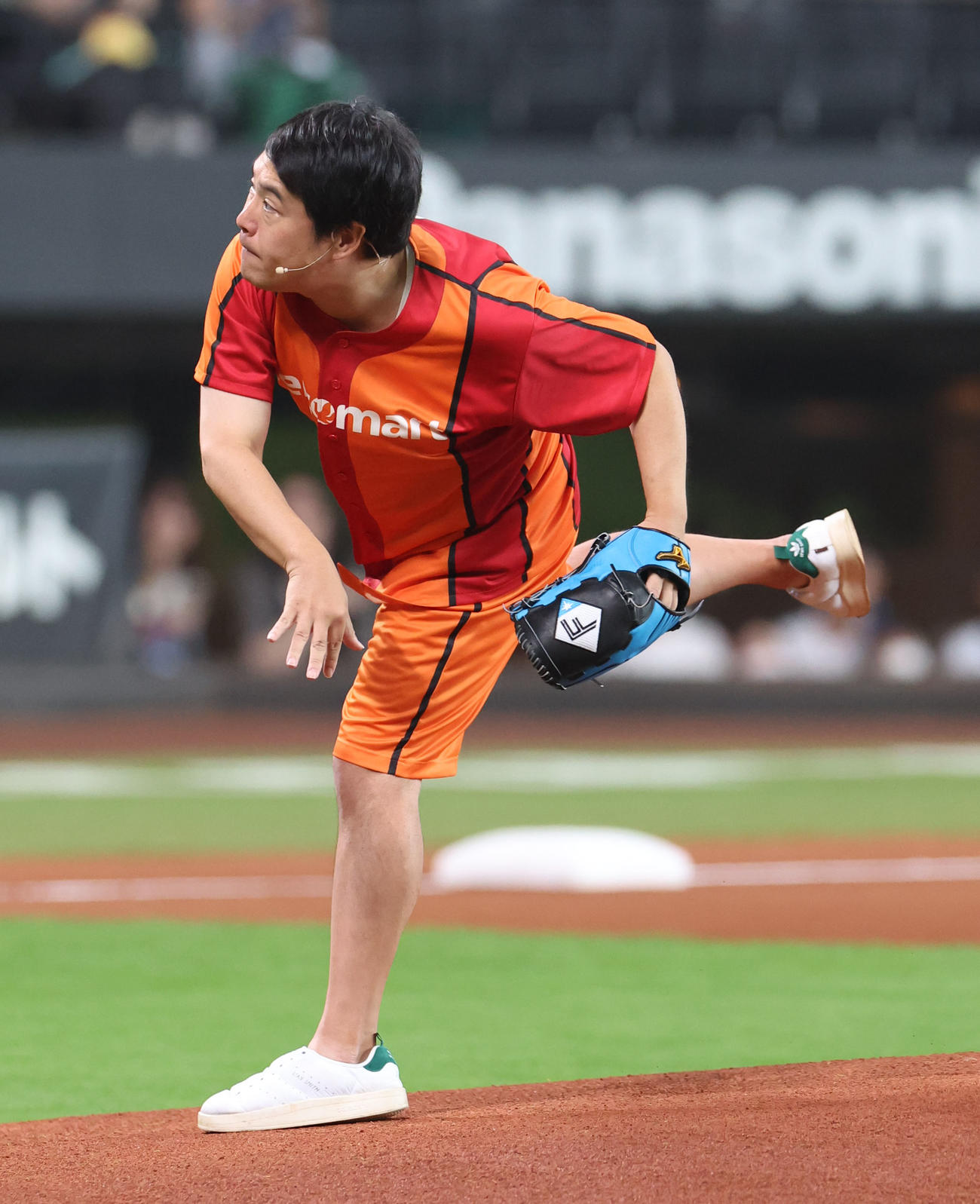 日本ハム対ソフトバンク　ファーストピッチセレモニーで投球するタカアンドトシのタカ（撮影・佐藤翔太）