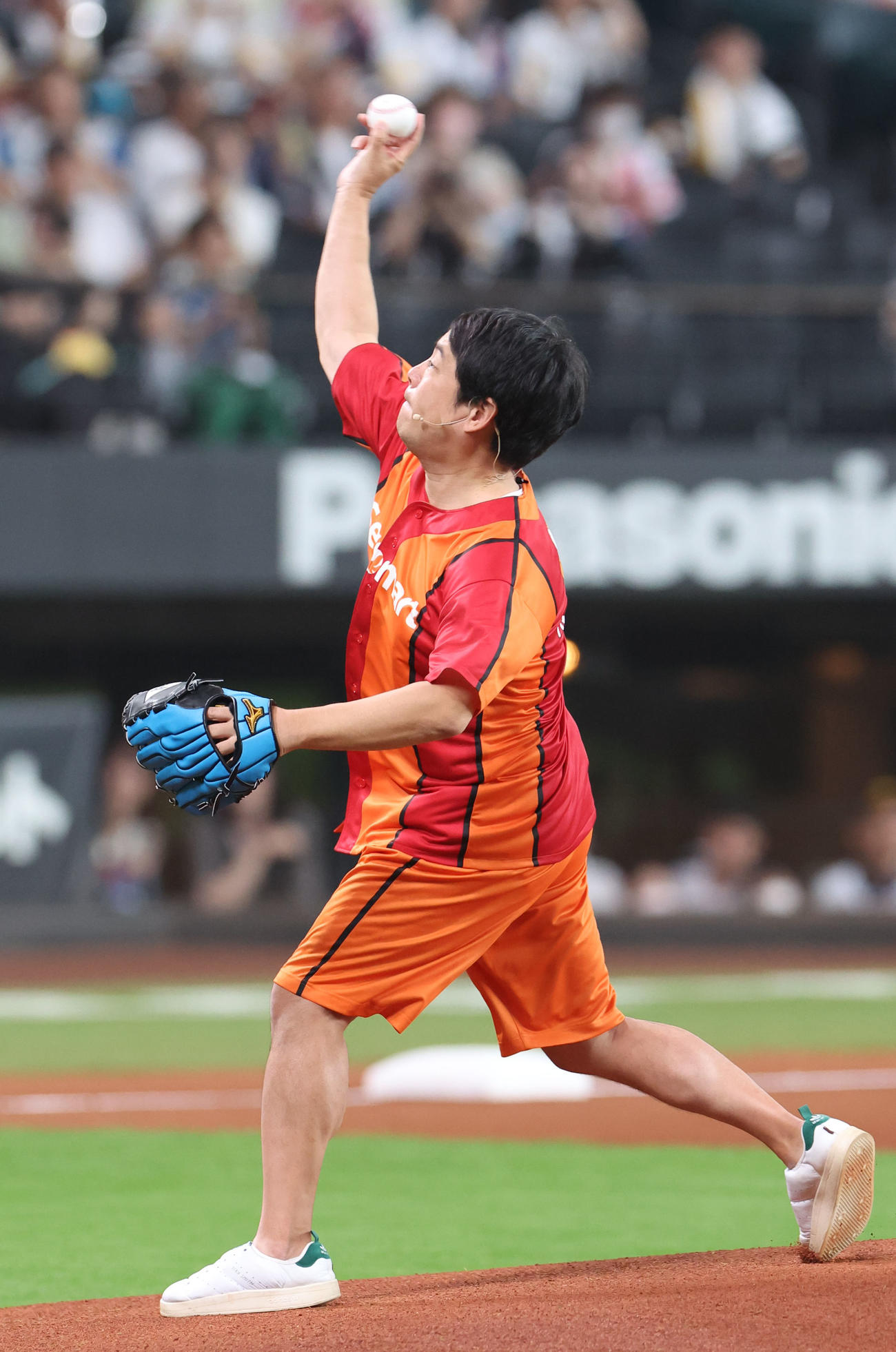 日本ハム対ソフトバンク　ファーストピッチセレモニーで投球するタカアンドトシのタカ（撮影・佐藤翔太）