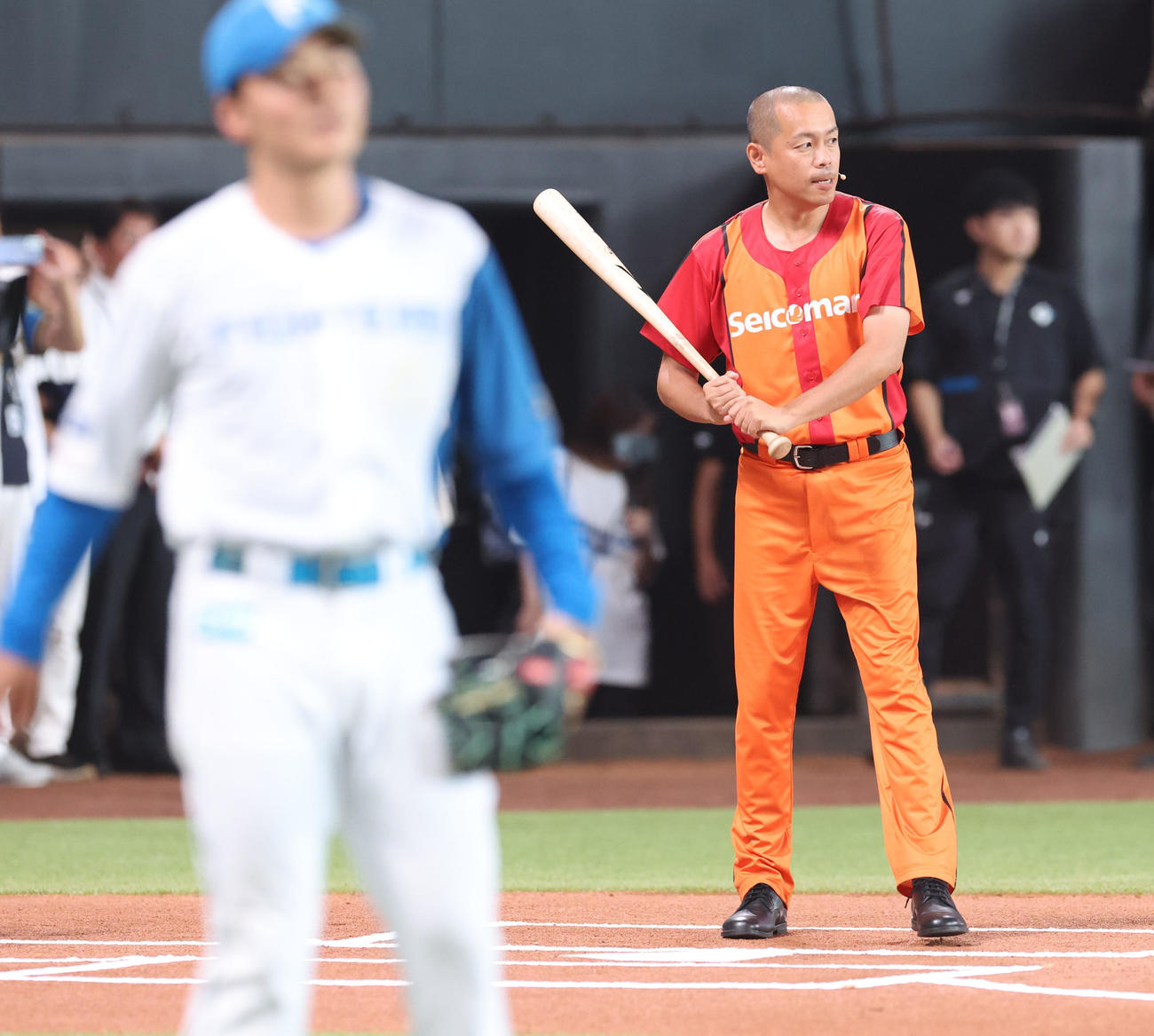 日本ハム対ソフトバンク　ファーストピッチセレモニーで打席に立つタカアンドトシのトシ（撮影・佐藤翔太）