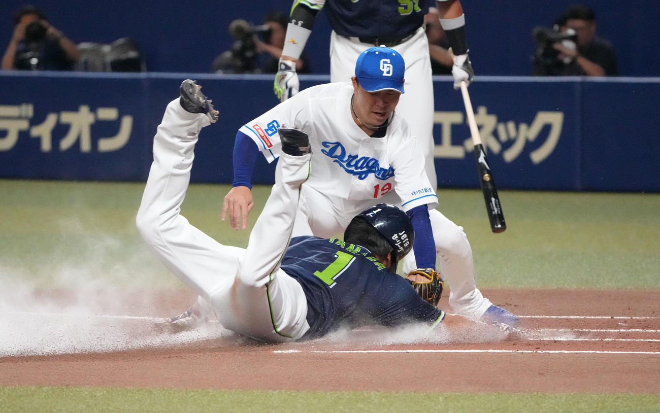 中日対ヤクルト　1回表ヤクルト2死三塁、高橋宏の暴投で生還する山田（手前）（撮影・森本幸一）