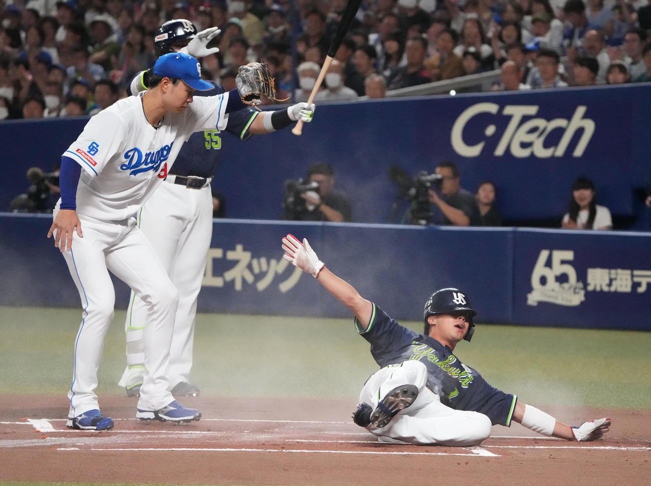 中日対ヤクルト　1回表ヤクルト2死三塁、高橋宏の暴投で生還する山田（右）（撮影・森本幸一）