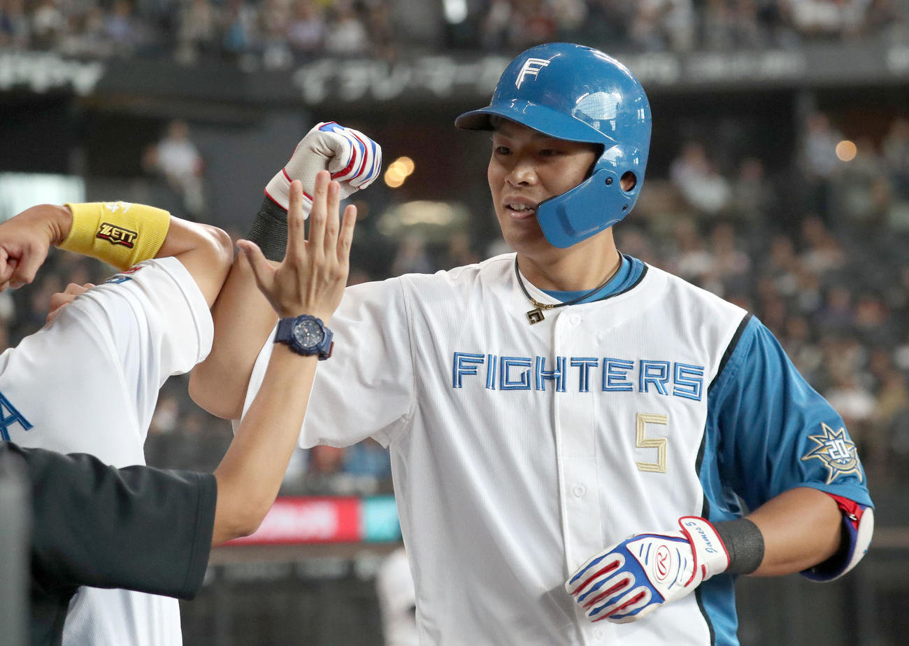 日本ハム対ソフトバンク　2回裏日本ハム1死、野村は左越え本塁打を放ちナインに出迎えられる（撮影・佐藤翔太）