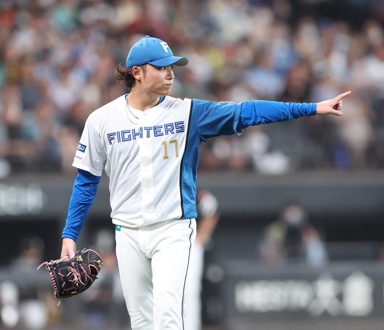 日本ハム対ソフトバンク　3回表を無失点に抑えナインを指さしながらベンチに戻る伊藤（撮影・佐藤翔太）