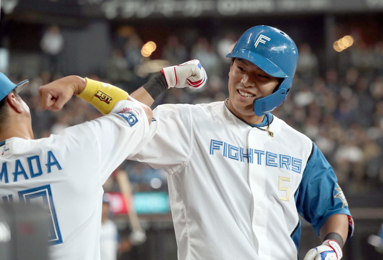 日本ハム対ソフトバンク　4回裏日本ハム1死、野村は左越え本塁打を放ちナインに出迎えられる（撮影・佐藤翔太）