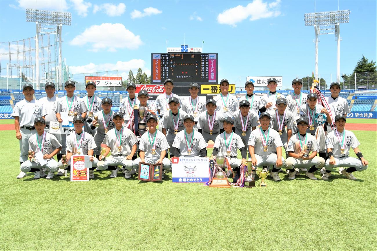 6年ぶり優勝の世田谷西ナインは優勝旗やトロフィーとともにエイジェックチャンピオンシップの出場権（前列中央）を贈呈された（撮影・久我悟）