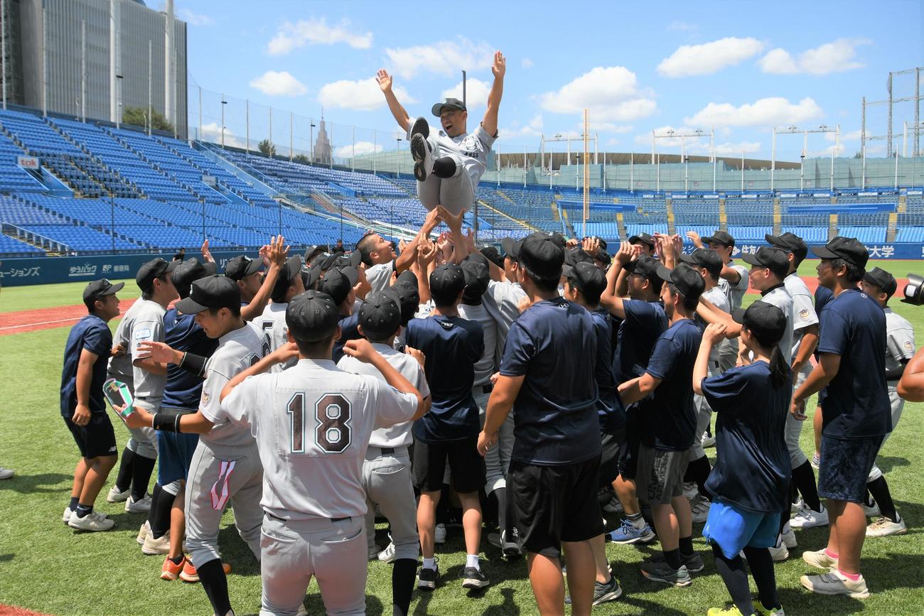 世田谷西はスタンドにいたメンバーも一緒に吉田監督を胴上げした（撮影・久我悟）