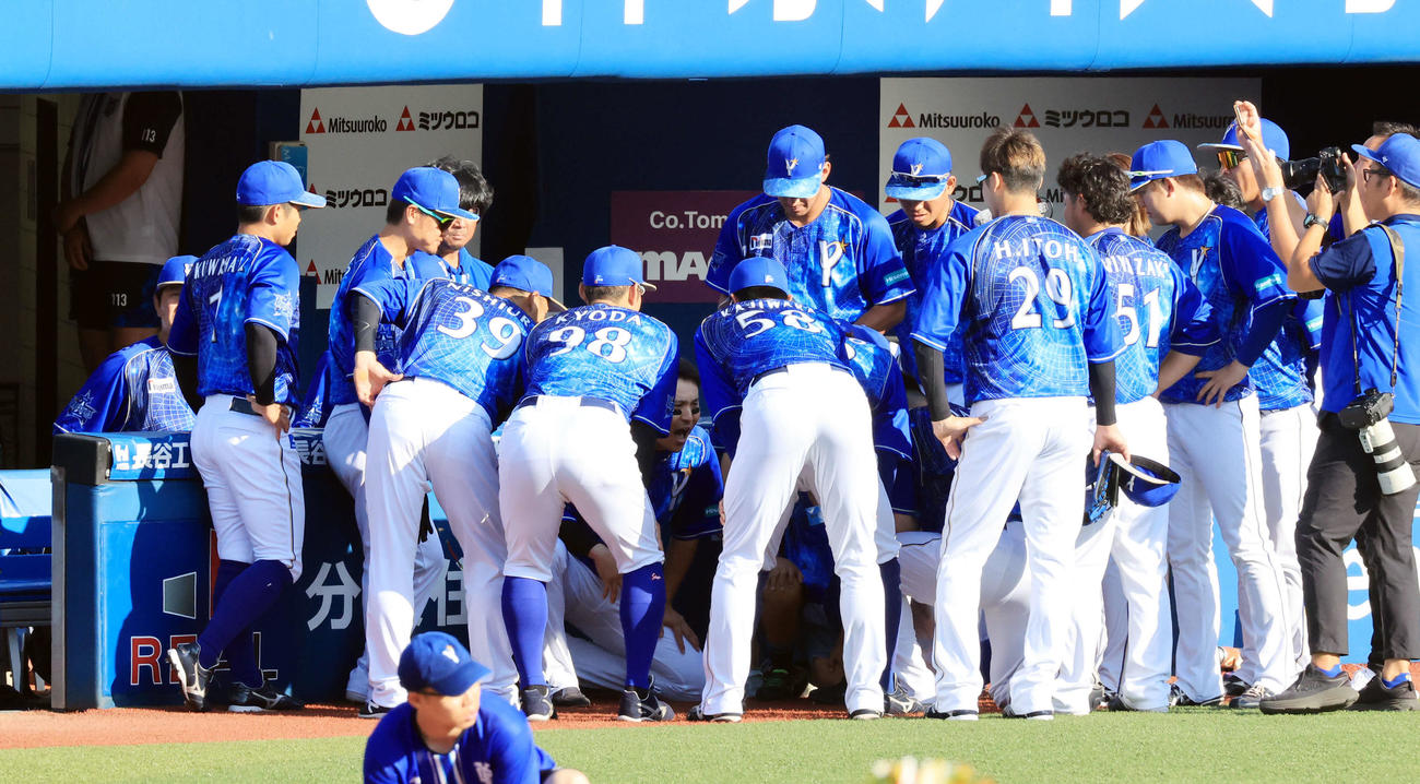 DeNA対阪神　試合前円陣で、声出しするDeNA佐野（中央奥）（撮影・浅見桂子）