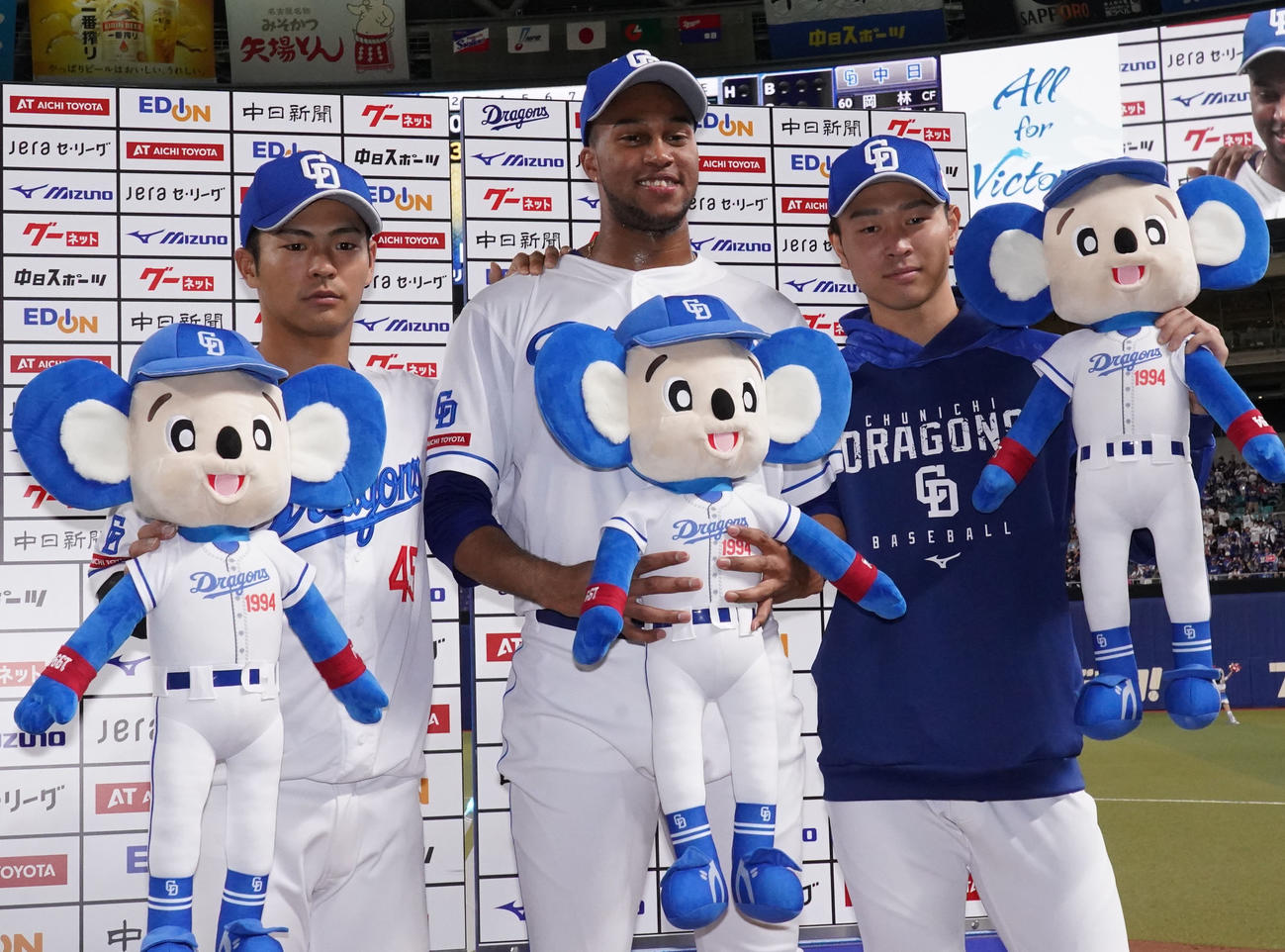 中日対ヤクルト　ヒーローインタビューを終えポーズを決める（左から）龍空、マルティネス、高橋宏（撮影・森本幸一）