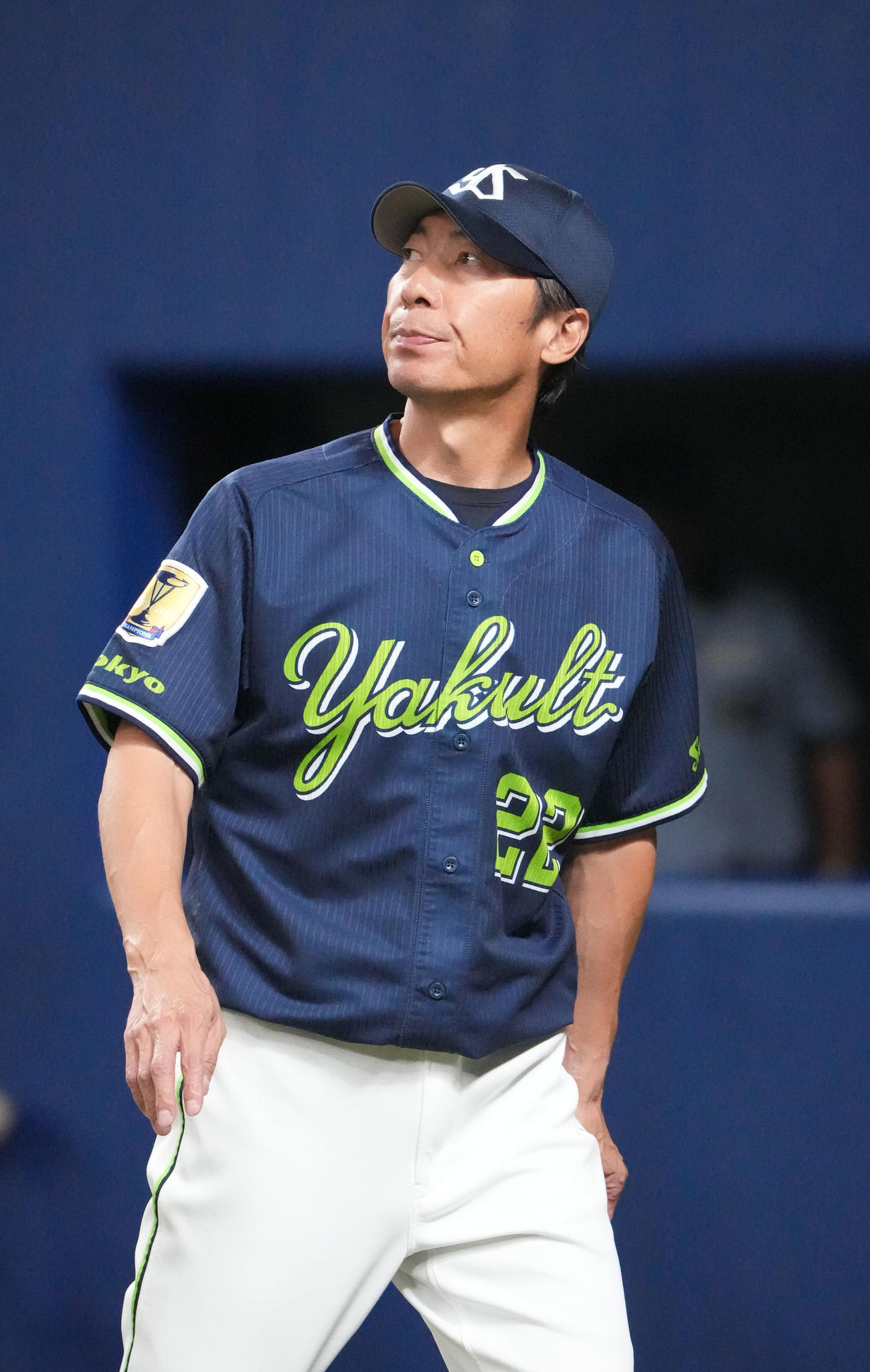 中日対ヤクルト　7回表終了、選手交代を告げる高津監督（撮影・森本幸一）