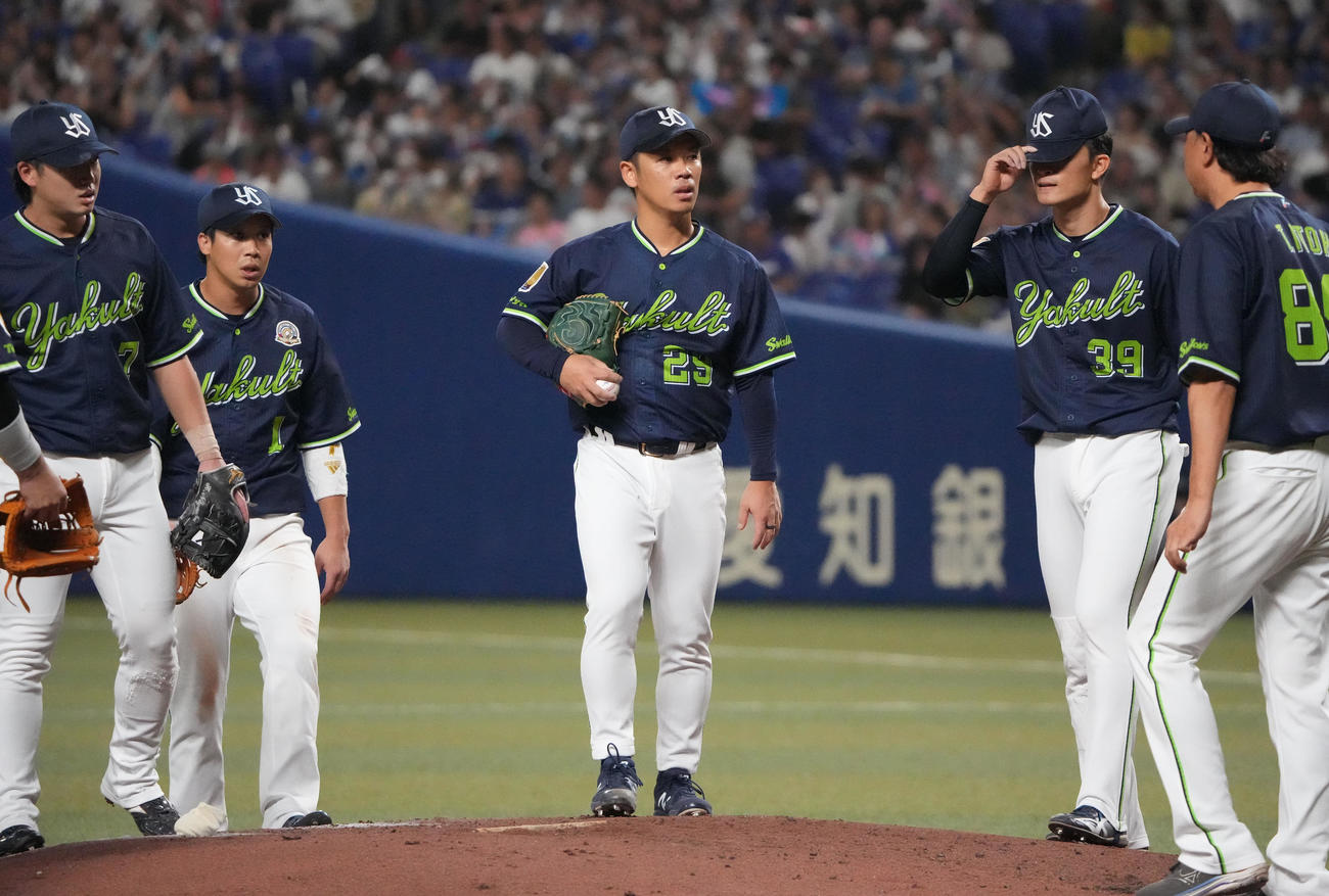 中日対ヤクルト　2回裏中日無死一、三塁、マウンドの小川（中央）のもとに集まるヤクルトナイン（撮影・森本幸一）