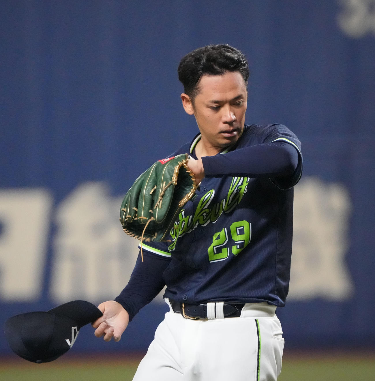 中日対ヤクルト　4回裏、投球の合間に汗を拭くヤクルト先発の小川（撮影・森本幸一）