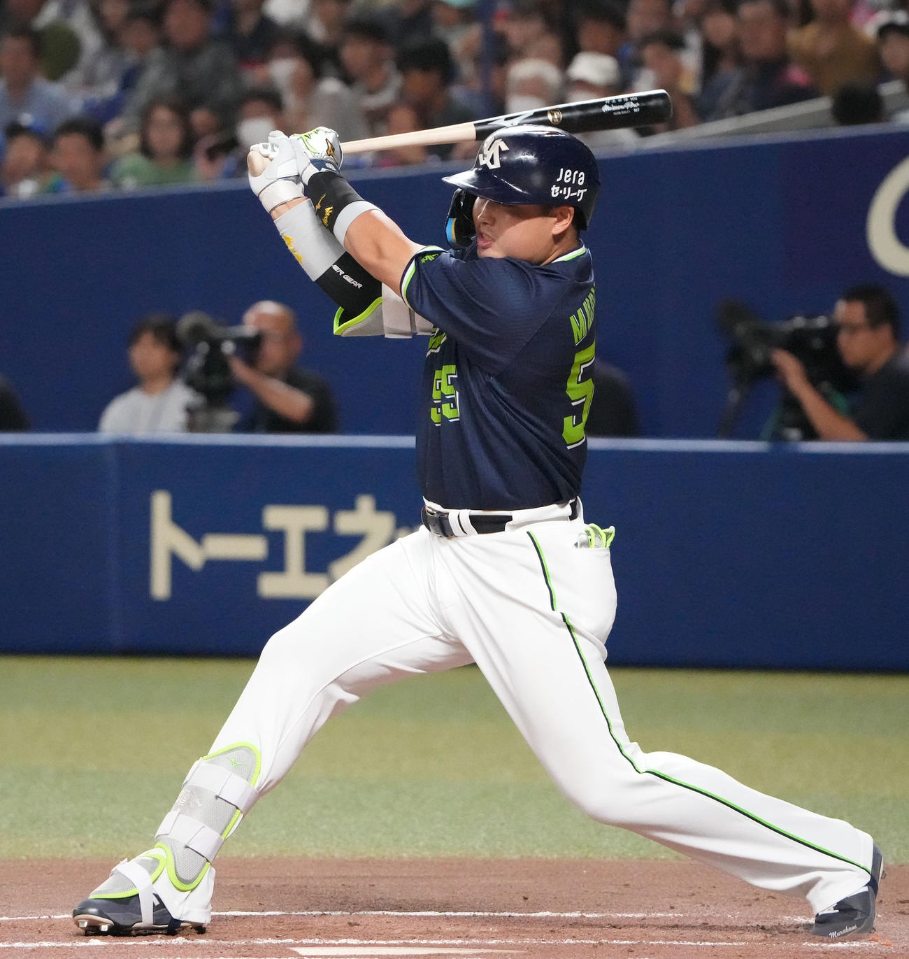 中日対ヤクルト　6回表ヤクルト1死三塁、左前適時打を放つ村上（撮影・森本幸一）