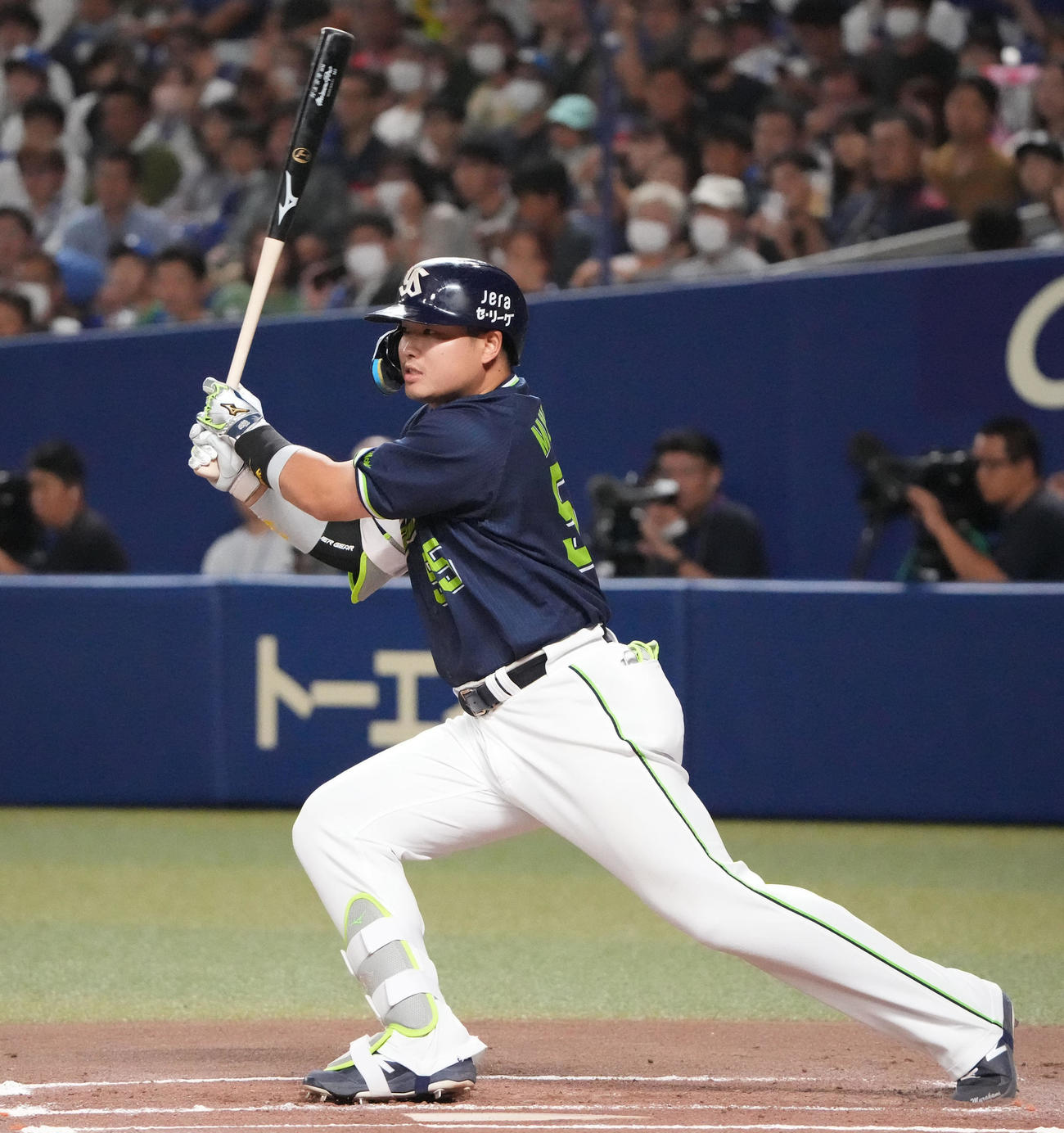 中日対ヤクルト　6回表ヤクルト1死三塁、左前適時打を放つ村上（撮影・森本幸一）