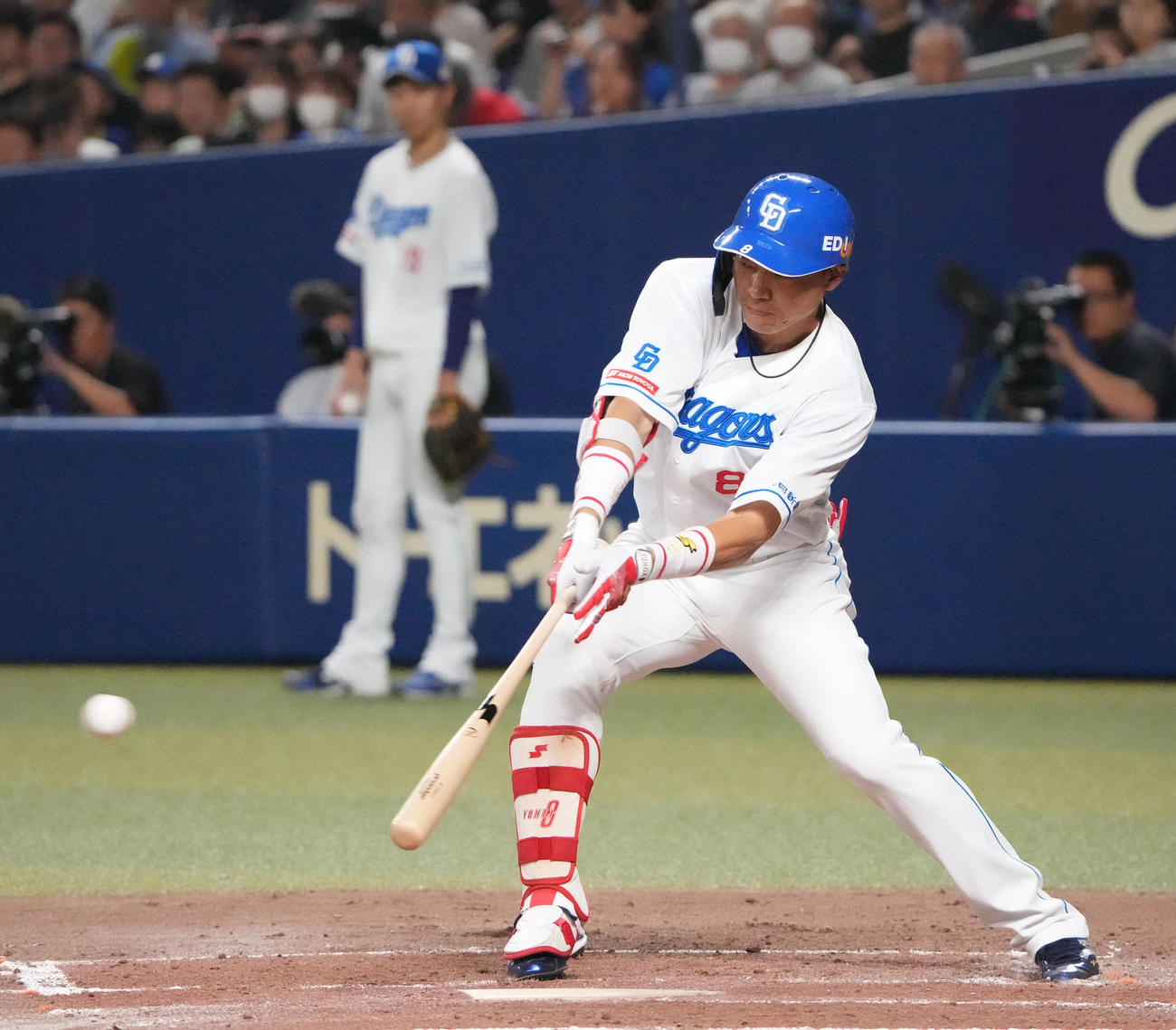 中日対ヤクルト　2回裏中日1死一、三塁、右前適時打を放つ大島（撮影・森本幸一）
