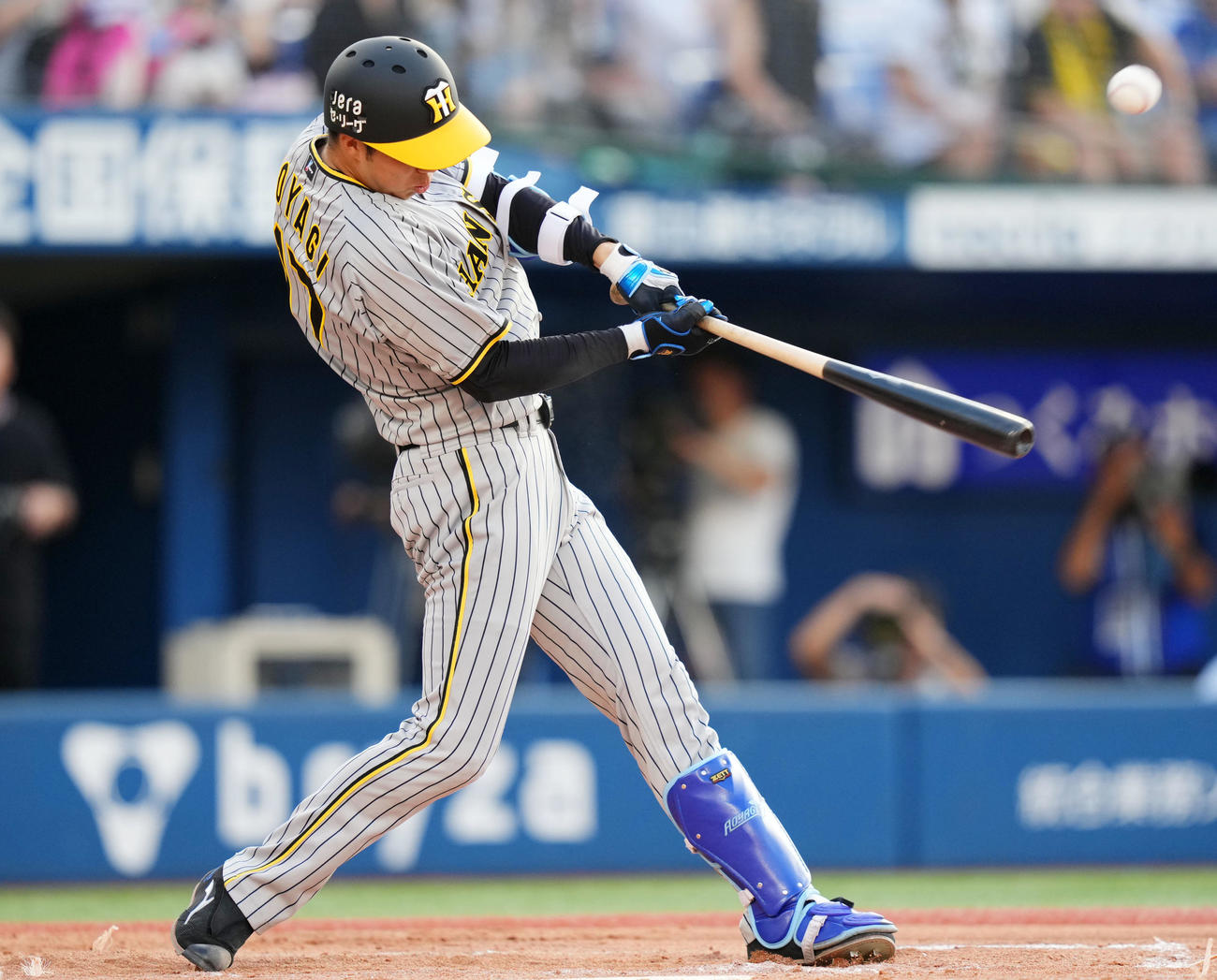 DeNA対阪神　3回表阪神2死一、二塁、右前適時打を放つ青柳（撮影・横山健太）