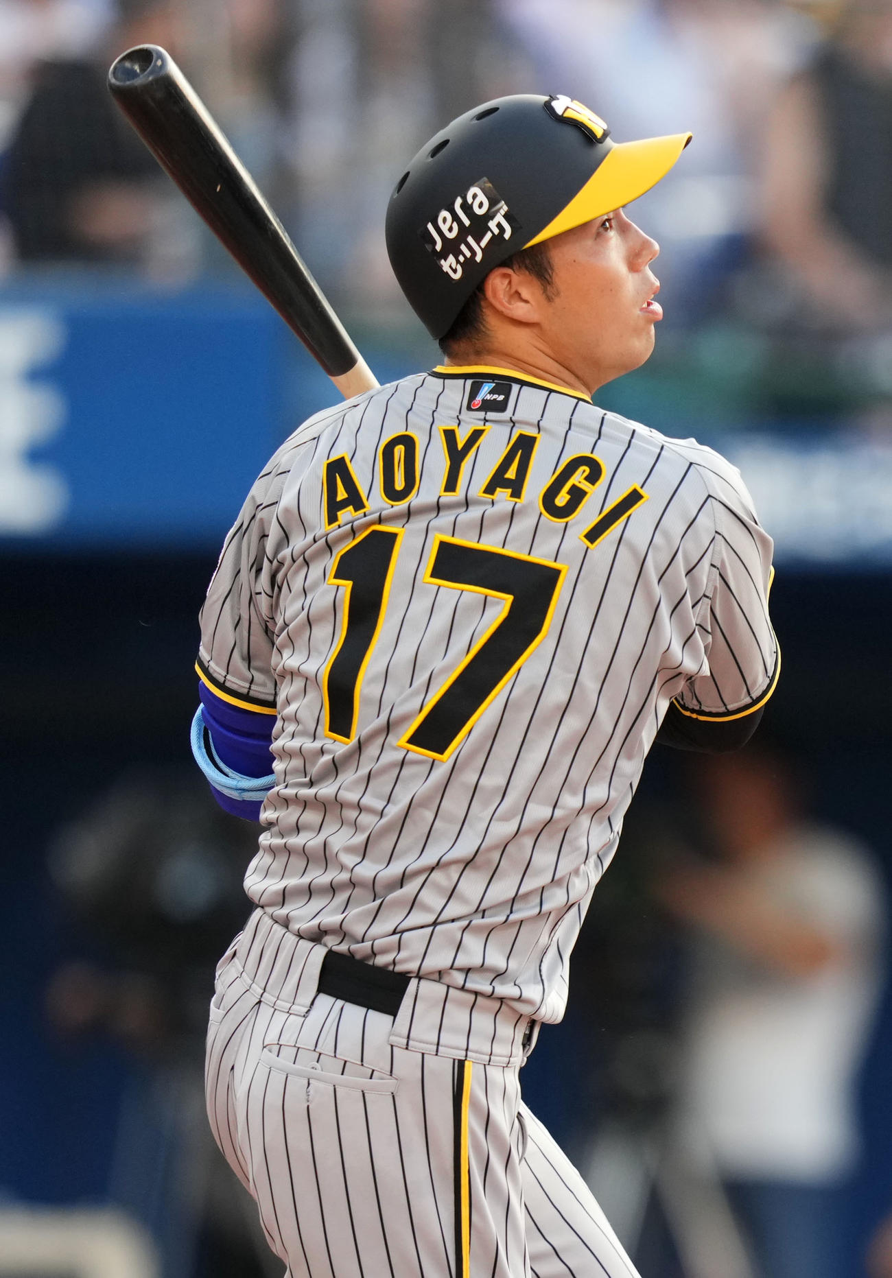 DeNA対阪神　3回表阪神2死一、二塁、右前適時打を放つ青柳（撮影・横山健太）