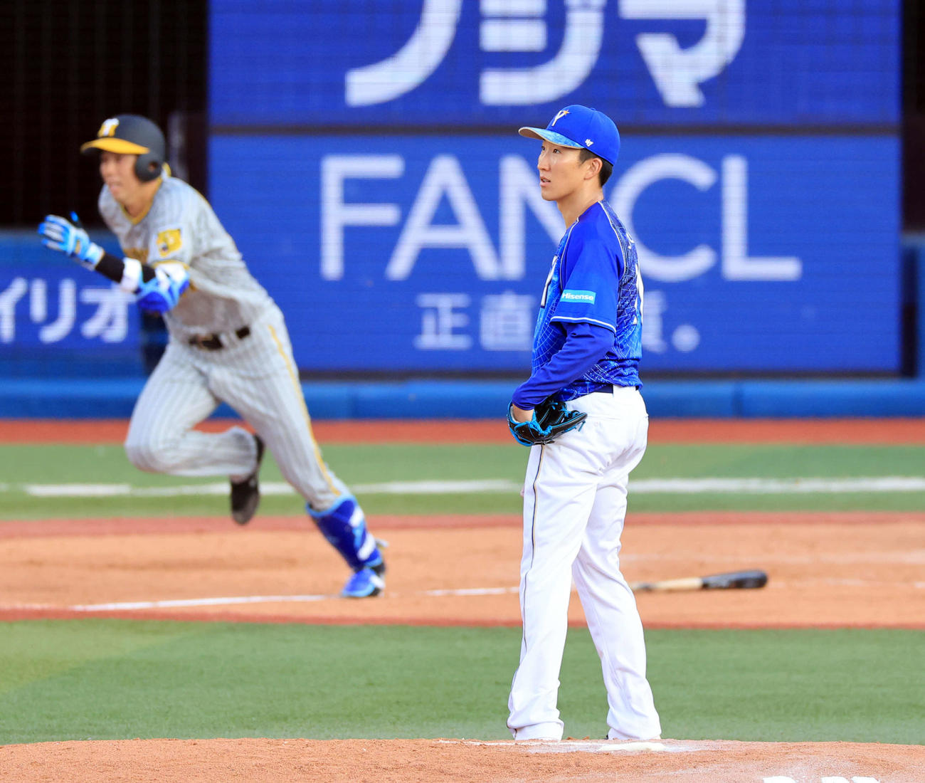 DeNA対阪神　3回表阪神2死一、二塁、青柳に右適時打を許し、打球を見つめる大貫（撮影・浅見桂子）