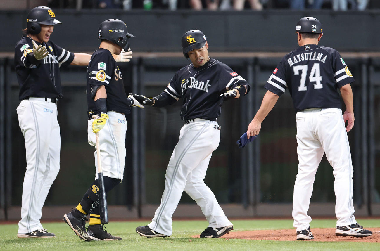 日本ハム対ソフトバンク　6回表ソフトバンク2死一塁、近藤は左越え2点本塁打を放ち柳田、中村晃に出迎えられる（撮影・佐藤翔太）