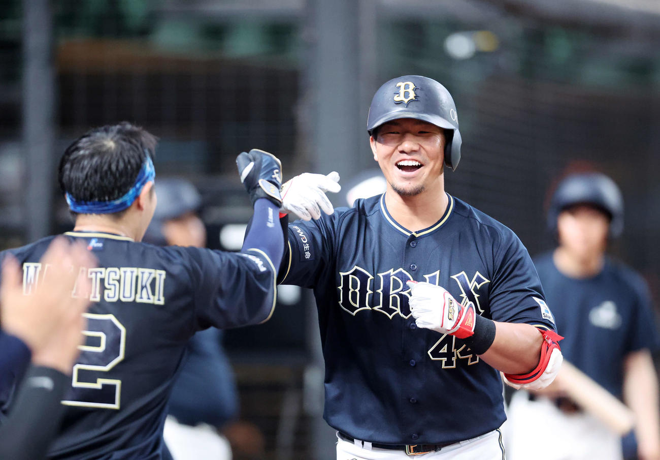 西武対オリックス　5回表オリックス無死、頓宮（右）は左越えソロ本塁打を放ちベンチ前で笑顔を見せる（撮影・鈴木正人）