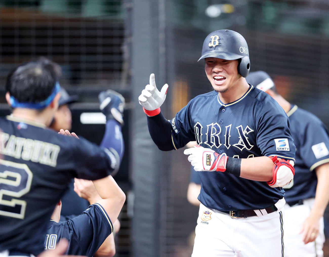 西武対オリックス　5回表オリックス無死、頓宮（右）は左越えソロ本塁打を放ちベンチ前で笑顔を見せる（撮影・鈴木正人）