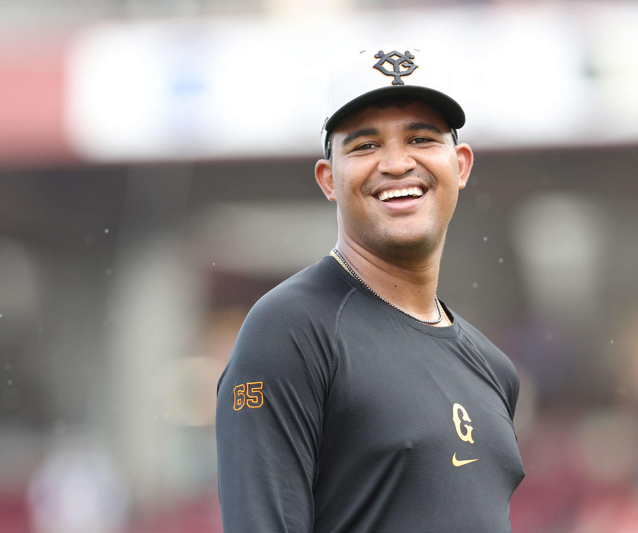 広島対巨人　試合前、笑顔を見せる巨人メンデス（撮影・宮地輝）