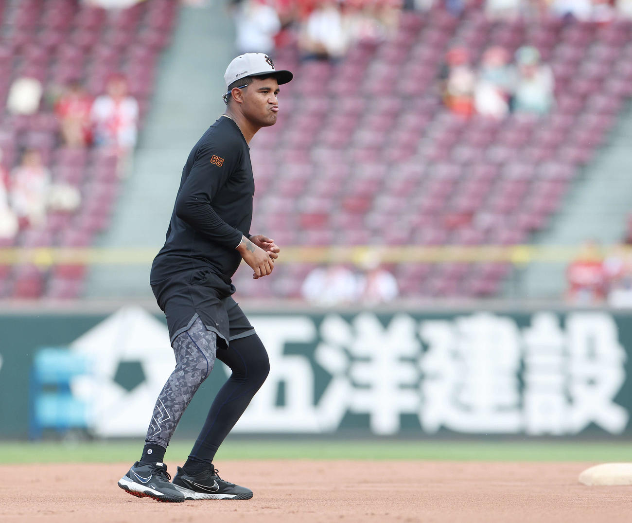 広島対巨人　試合前、走塁練習する巨人メンデス（撮影・宮地輝）