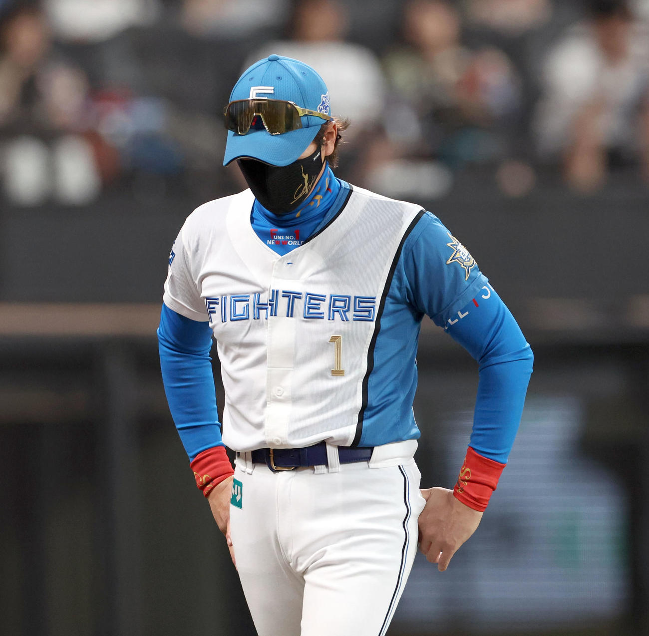 日本ハム対ソフトバンク　選手交代を告げてベンチに引き揚げる日本ハム新庄監督（撮影・佐藤翔太）