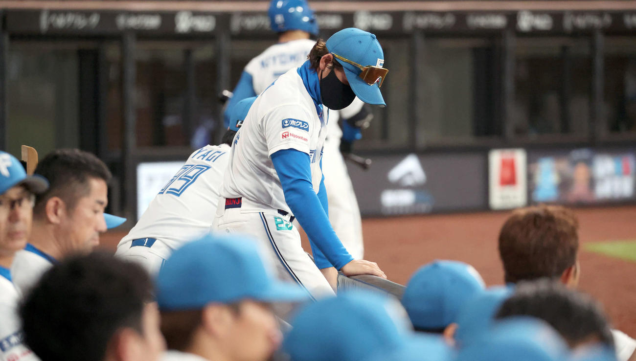 日本ハム対ソフトバンク　ベンチでうつむく日本ハム新庄監督（撮影・佐藤翔太）