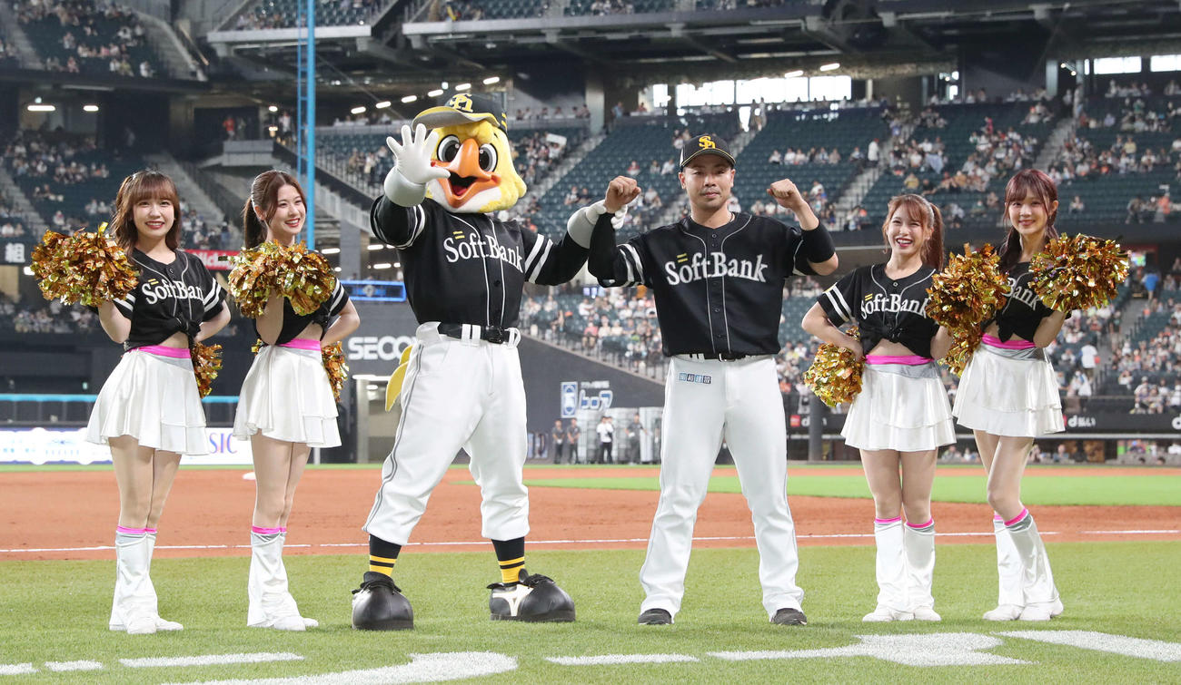 日本ハム対ソフトバンク　ハニーズ、ハリーホークとガッツポーズするソフトバンク近藤（撮影・佐藤翔太）