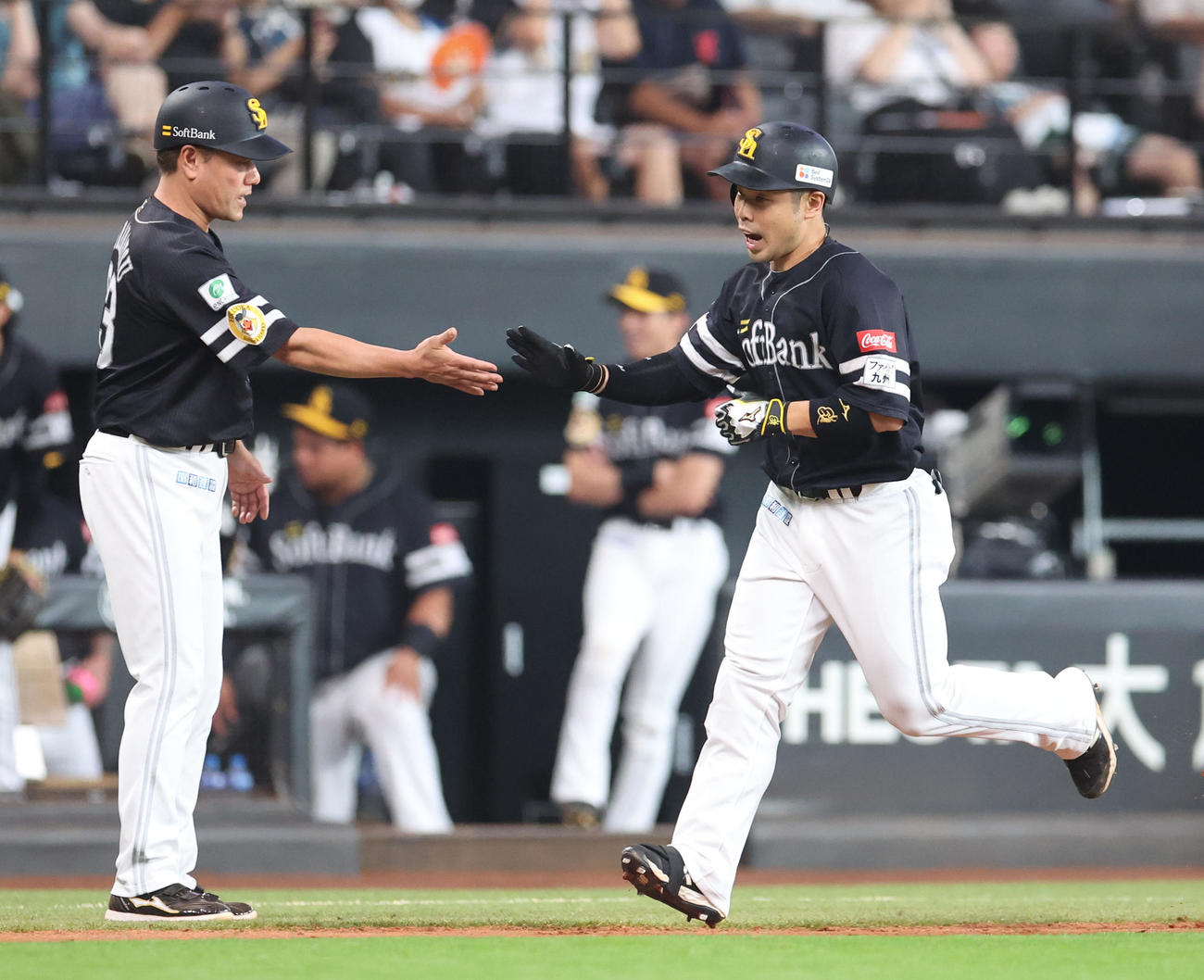 日本ハム対ソフトバンク　6回表ソフトバンク2死一塁、近藤は左越え2点本塁打を放つ（撮影・佐藤翔太）