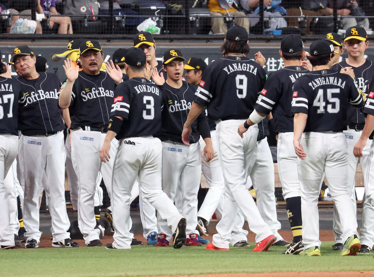 日本ハム対ソフトバンク　試合終了後、ソフトバンク藤本監督（左から2人目）は近藤らナインを出迎える（撮影・佐藤翔太）