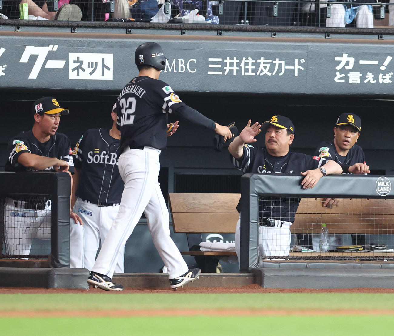 日本ハム対ソフトバンク　1回表ソフトバンク2死一、三塁、近藤の中前適時打で生還した柳町（左手前）を出迎える藤本監督（撮影・佐藤翔太）