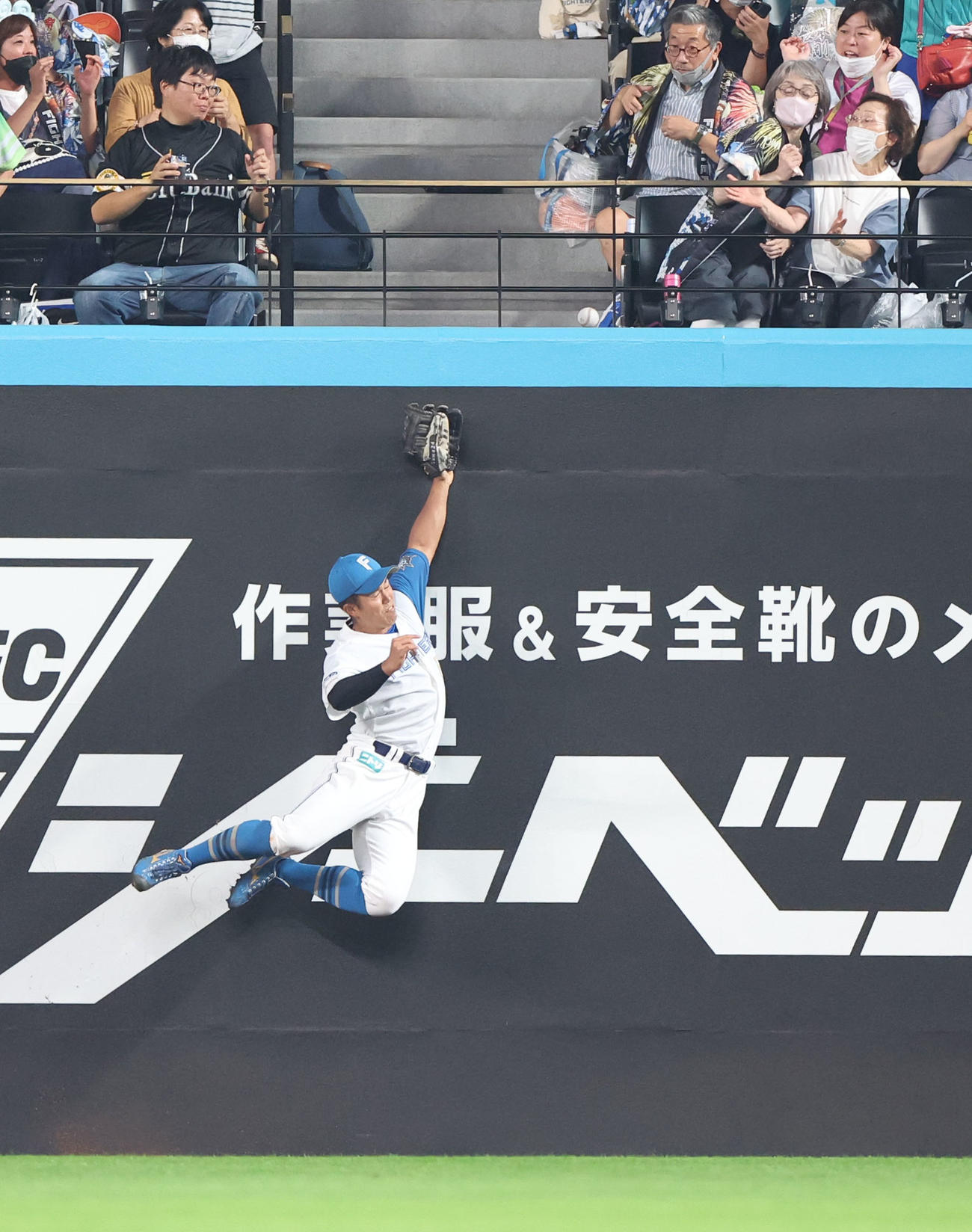 日本ハム対ソフトバンク　6回表ソフトバンク2死一塁、近藤の打球は今川の上を大きく越えて左翼スタンドに入る（撮影・佐藤翔太）