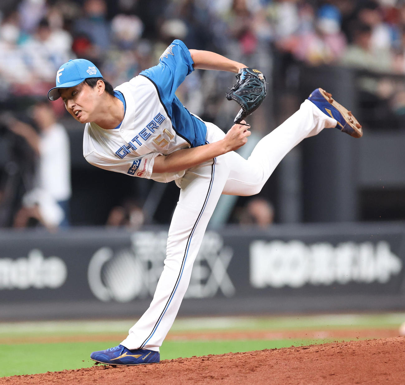 日本ハム対ソフトバンク　5回表途中から登板する石川（撮影・佐藤翔太）
