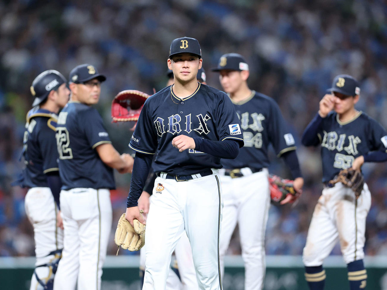 西武対オリックス　7回裏、降板するオリックス山下（中央）（撮影・鈴木正人）