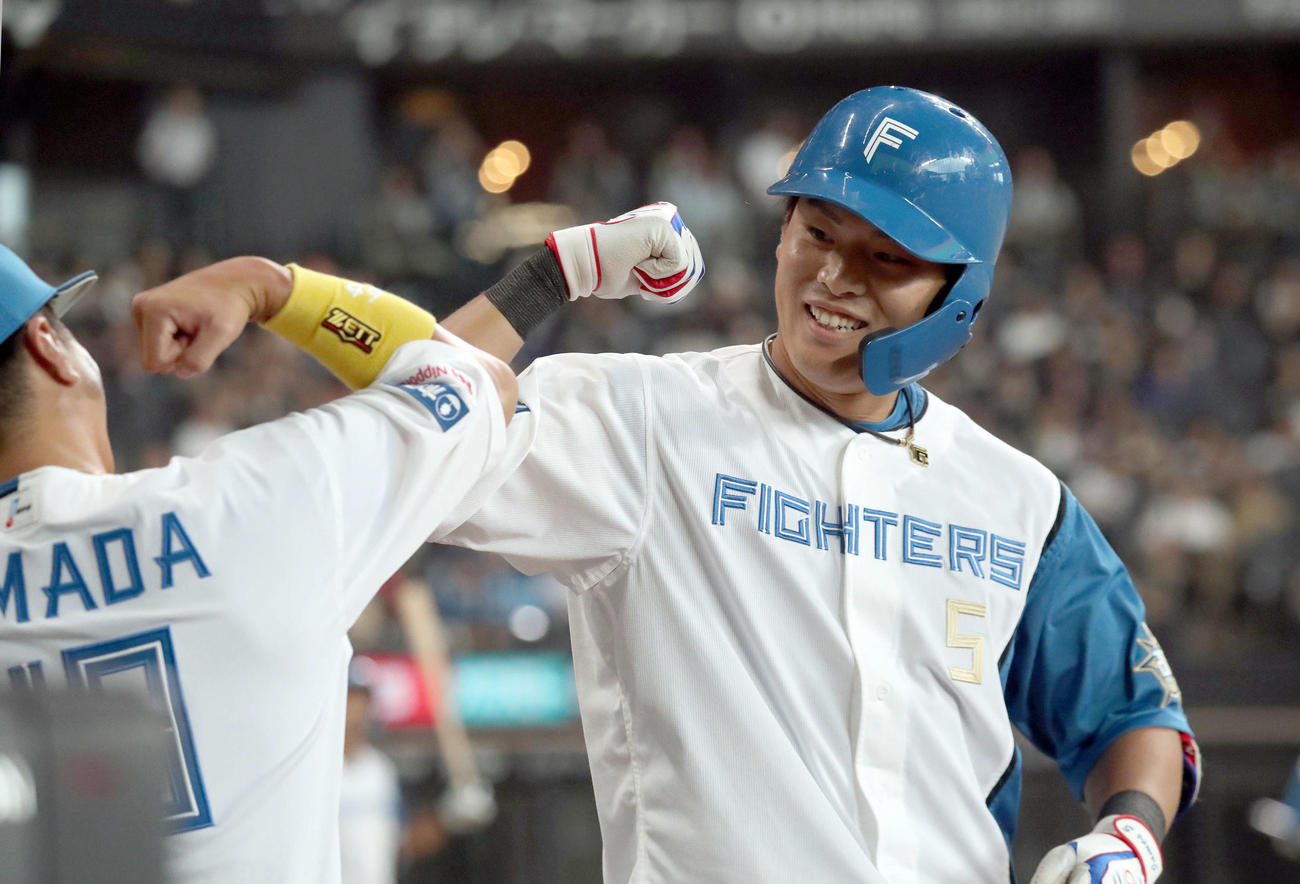 日本ハム対ソフトバンク　4回裏日本ハム1死、野村は左越え本塁打を放ちナインに出迎えられる（撮影・佐藤翔太）