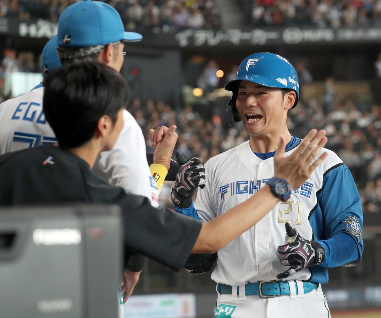 日本ハム対ソフトバンク　1回裏日本ハム2死、清宮は右越え本塁打を放ちナインに出迎えられる（撮影・佐藤翔太）
