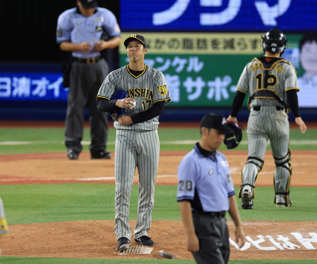 DeNA対阪神　6回裏DeNA2死二、三塁、大和に2点右適時打を許し、悔しそうな青柳（撮影・浅見桂子）