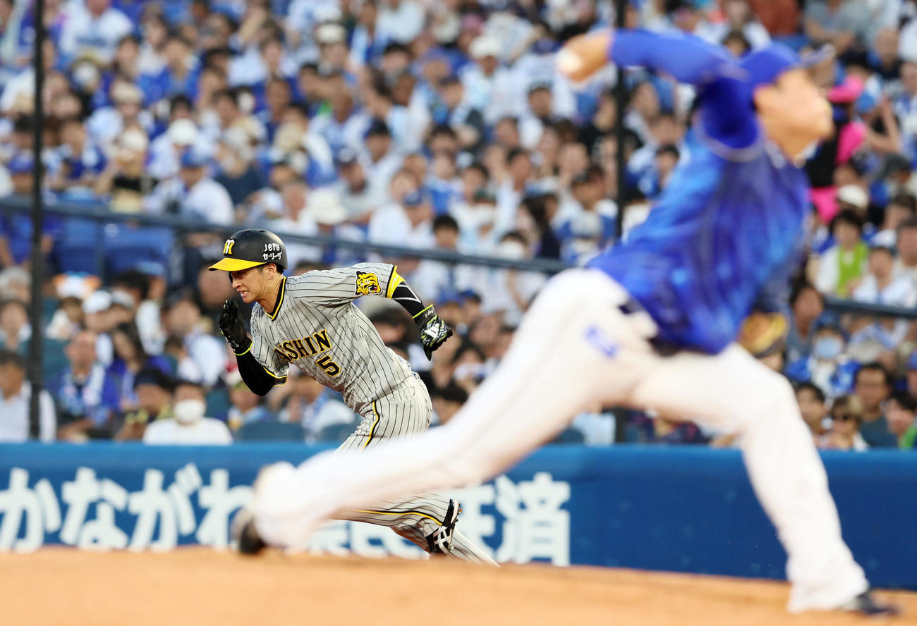 DeNA対阪神　5回表阪神2死一、三塁、近本は打者中野のとき二塁盗塁を決める（撮影・加藤哉）