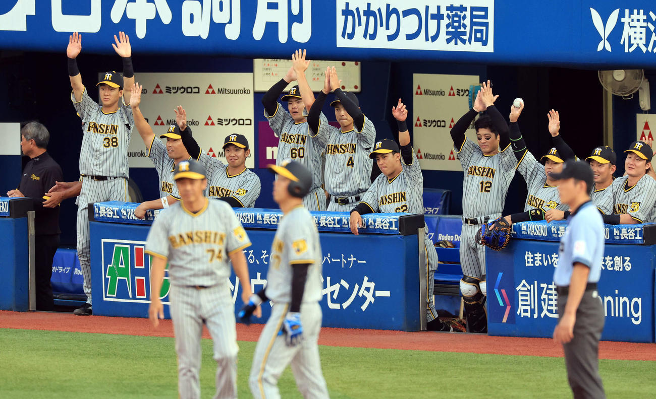 DeNA対阪神　3回表阪神2死一、三塁、近本が右適時二塁打を放ち盛り上がる阪神ベンチ。手前は青柳（撮影・浅見桂子）